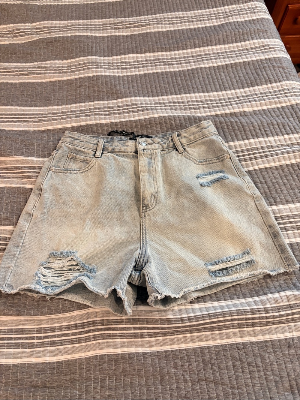 NWT White Fox Women’s large Light Blue Distressed Denim Shorts